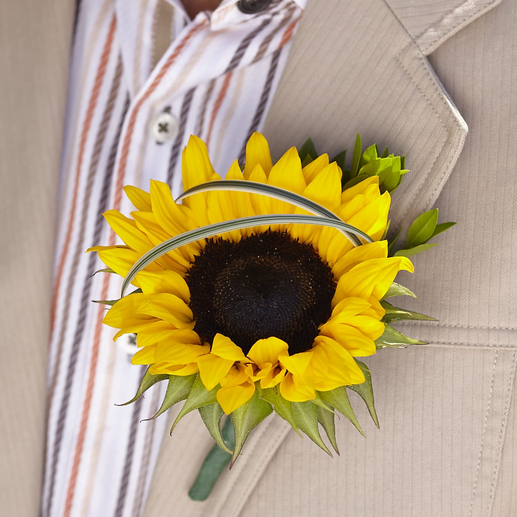 Free Spirit Boutonniere – Mary Blooms Florist, Port Saint Lucie FL